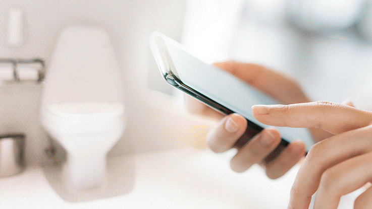 화장실에 장시간 앉아서 보는 스마트폰, 치핵 유발할 수 있다.