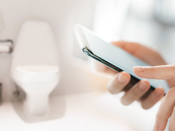 건강칼럼 화장실에 장시간 앉아서 보는 스마트폰, 치핵 유발할 수 있다.